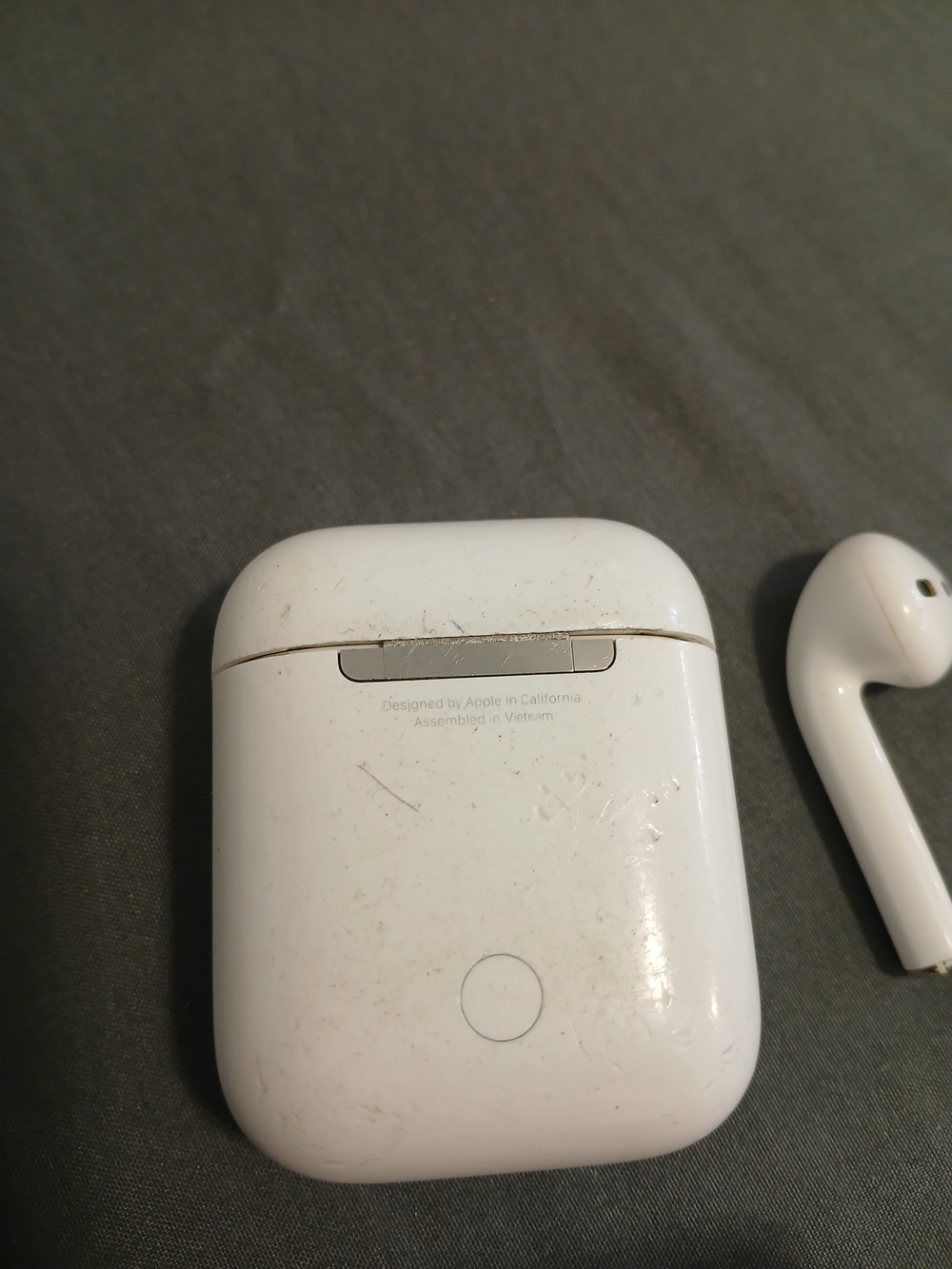Apple AirPods 2nd Generation w Charging Case A1602 